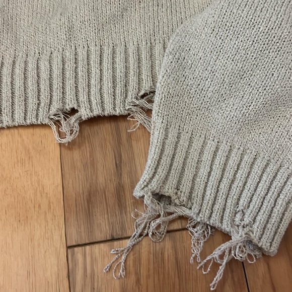 Distressed cropped sweater - Picture 3 of 3